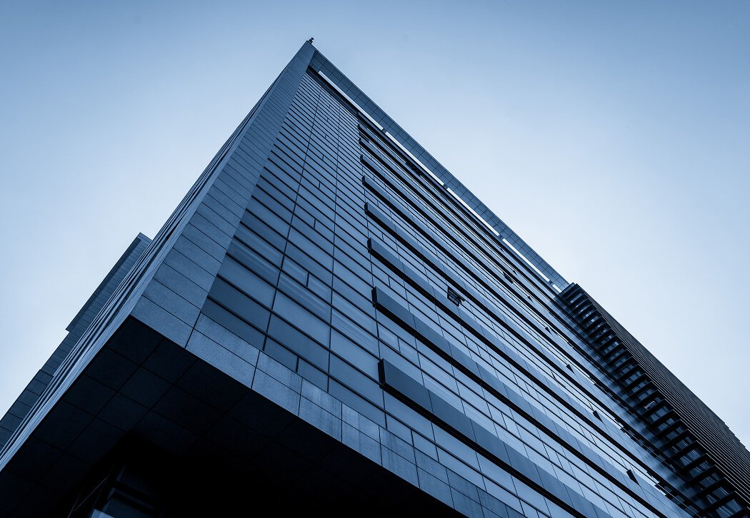 Edificio corporativo de cristal y concreto, vista contrapicada